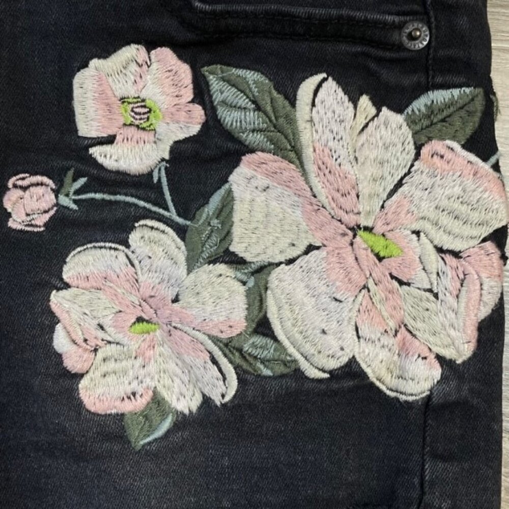 AEROPOSTALE Black Floral Embroidered Shorty Jean Shorts - Size 4 - Picture 3 of 7